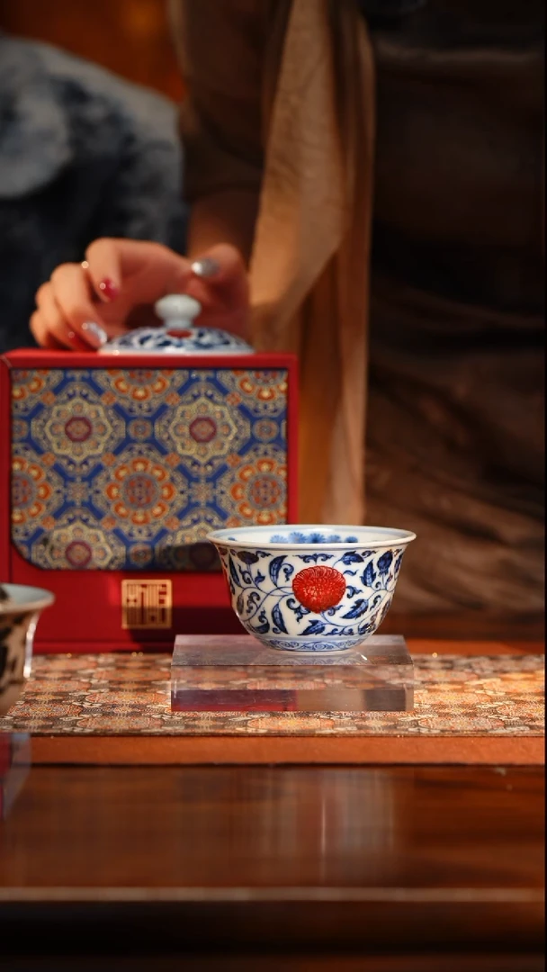 M屹朴青花釉里红缠枝莲内满绘松竹梅盖碗