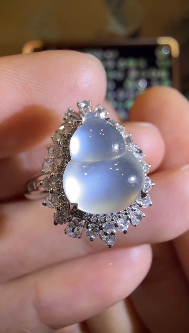 【闪购商品】翡翠戒指18K金镶嵌玻璃种极光白葫芦戒指