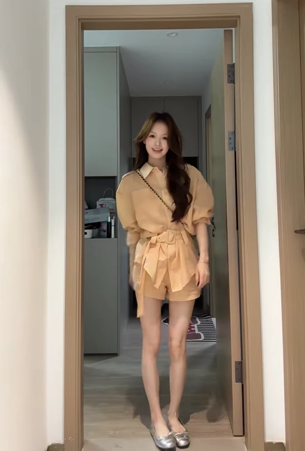 新款时尚韩系氛围感穿搭显瘦衬衫短裤套装女小众设计时尚高级气质