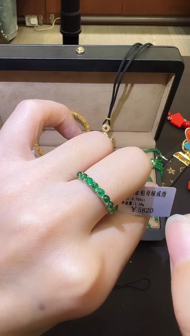 18K金镶嵌戒指祖母绿0.7ct