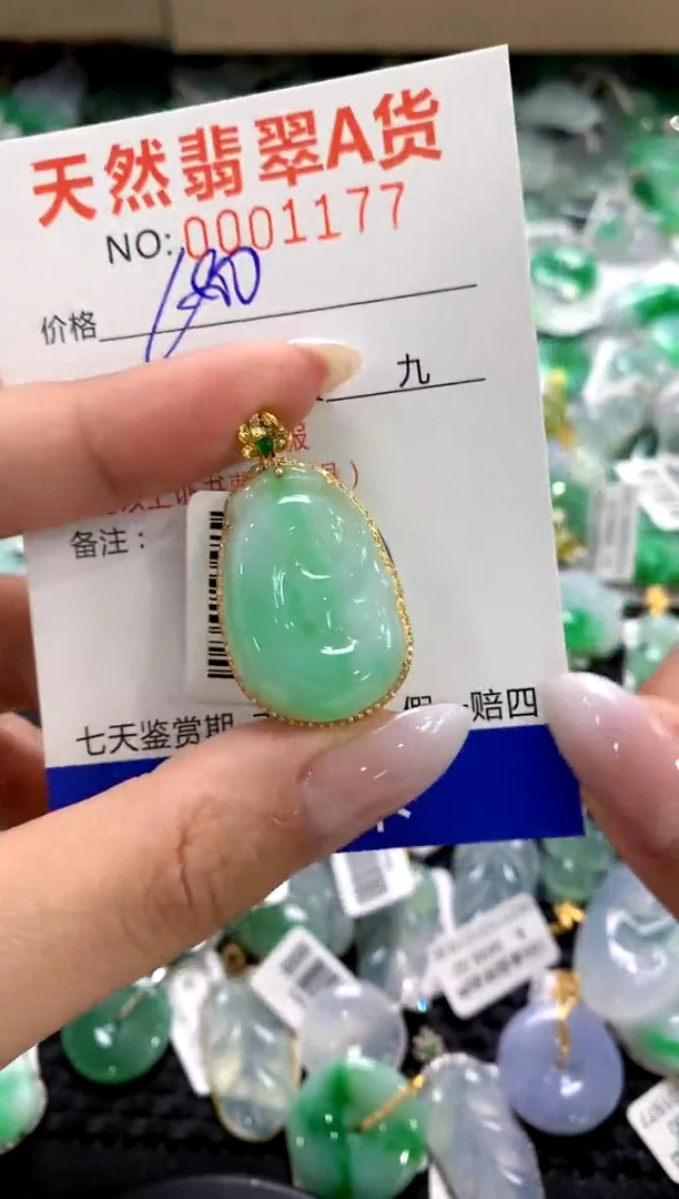 颈饰18K金镶嵌翡翠1111111111111111