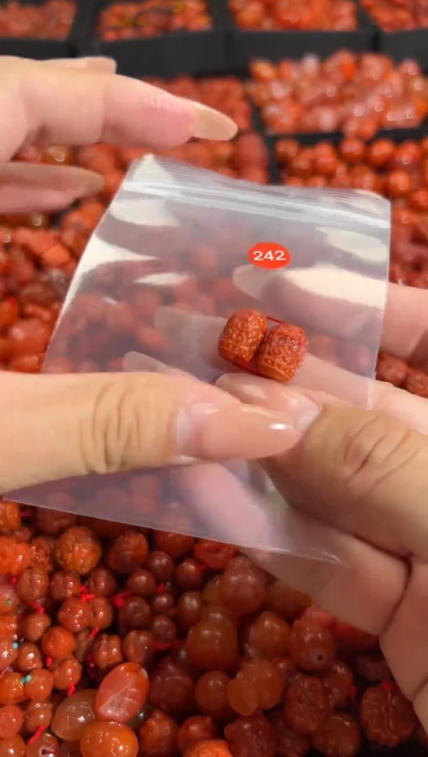 南红玛瑙未镶嵌颈饰1