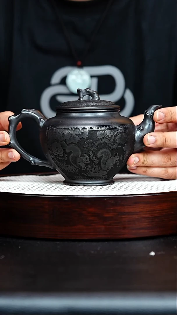 茶壶紫砂宜兴紫砂 石黄 松鼠葡萄