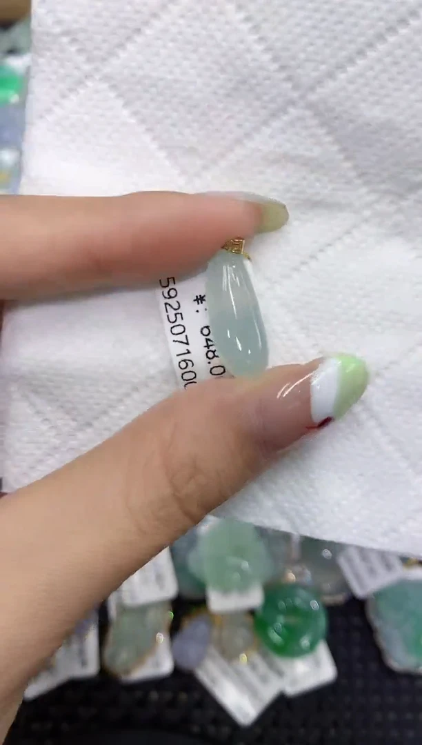翡翠18K金镶嵌颈饰111111111111