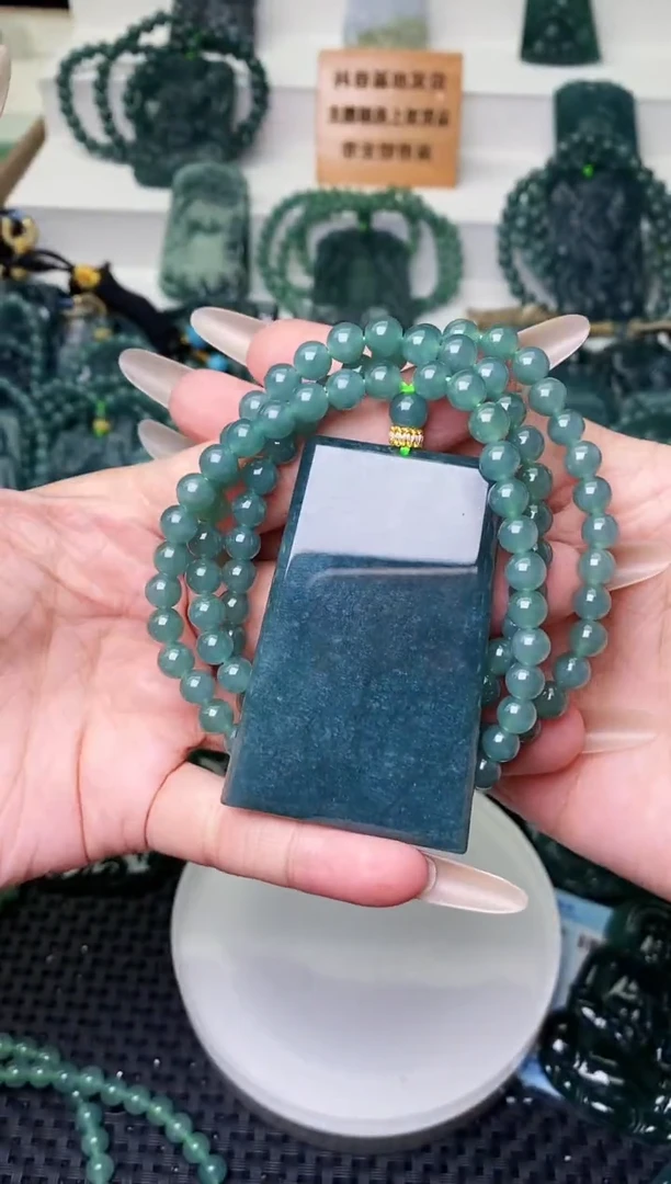 颈饰未镶嵌翡翠