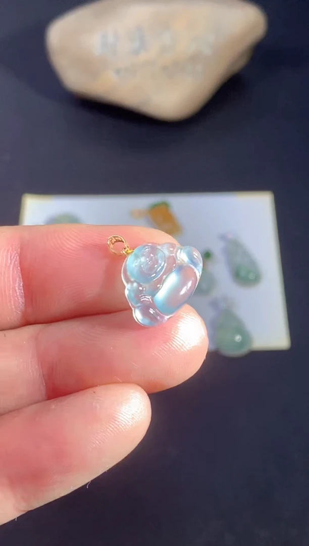 颈饰18K金镶嵌翡翠