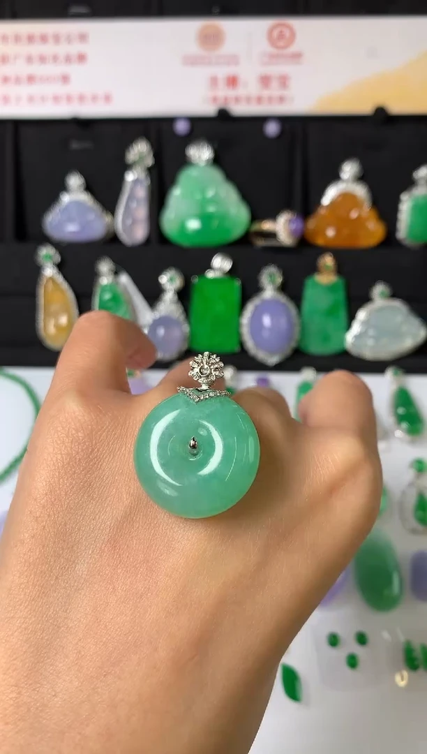 吊坠(赠链)18K金镶嵌翡翠吊坠