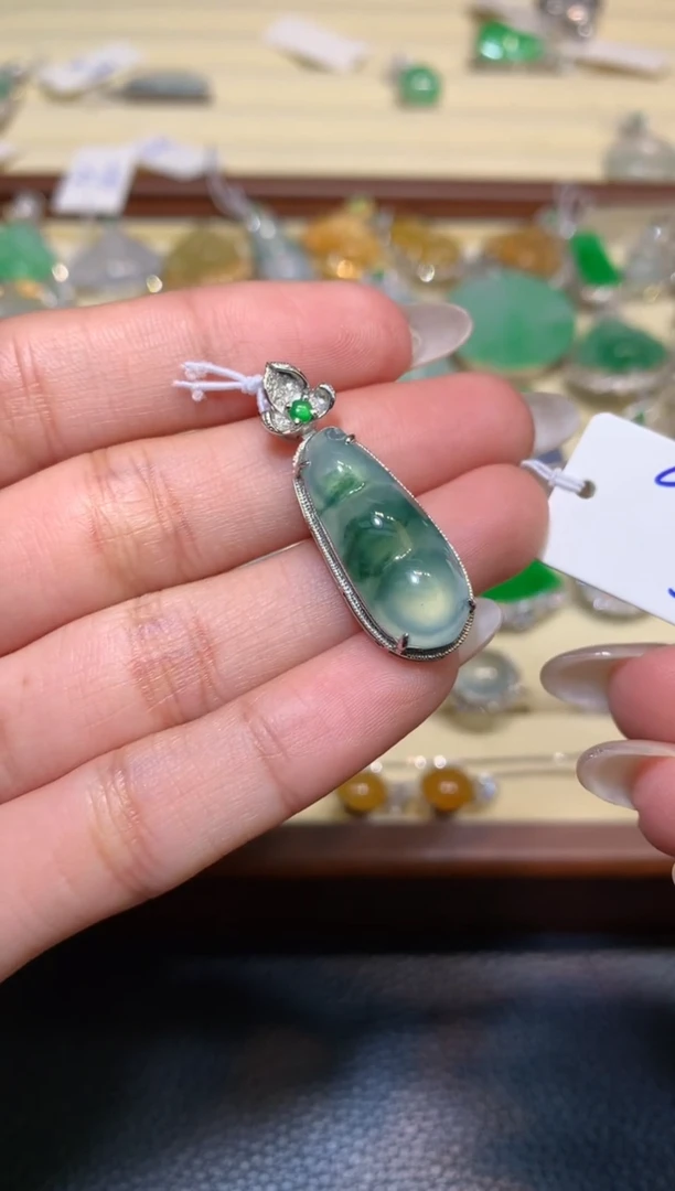 颈饰18K金镶嵌翡翠1