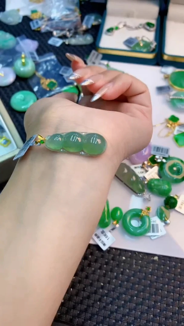 颈饰18K金镶嵌翡翠1