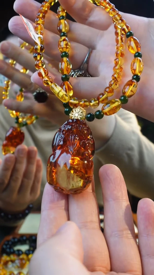 琥珀颈饰未镶嵌花珀貔貅吊坠