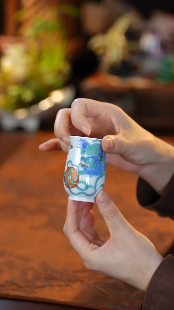 斗彩狮子绣球杯