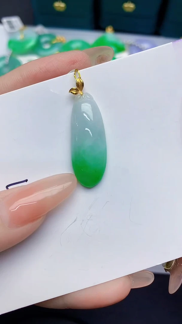 颈饰18K金镶嵌翡翠缅甸天然翡翠A货