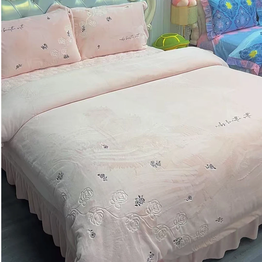 （床盖款 ） 温柔风（午夜玫瑰）亲肤保暖精致绣花牛奶绒四件套！