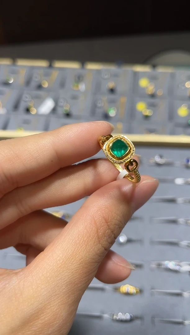 18K金镶嵌戒指祖母绿1