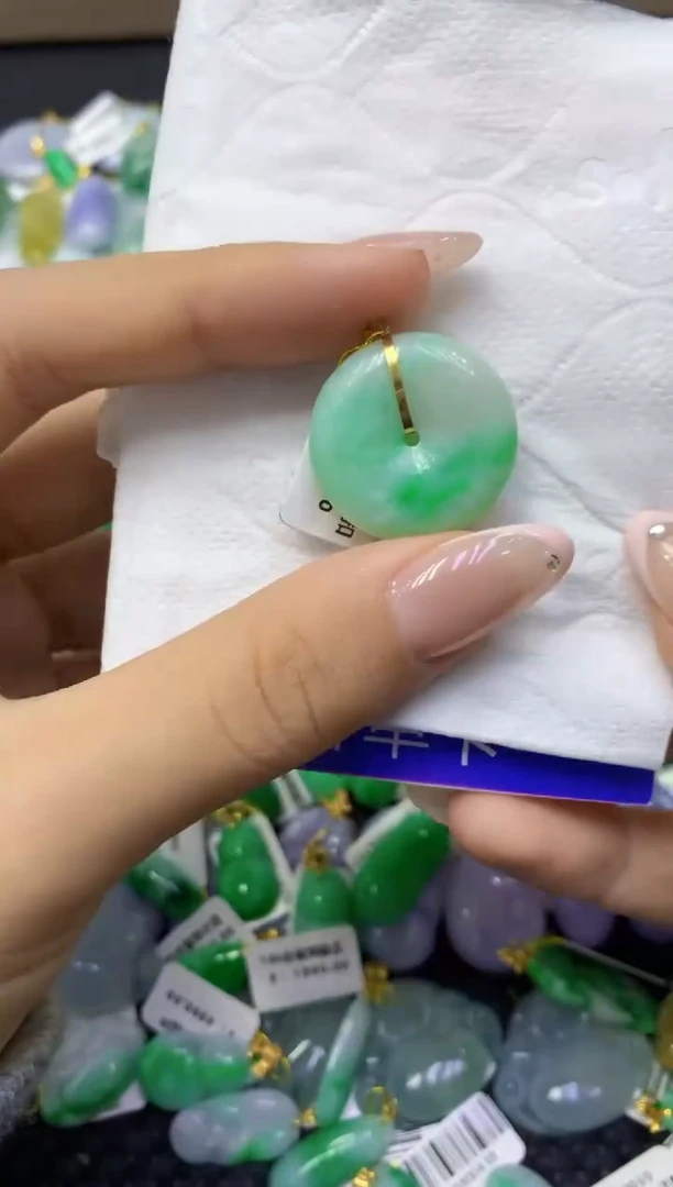 颈饰18K金镶嵌翡翠天然缅甸翡翠A货