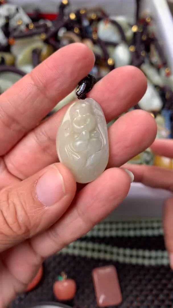 【闪购商品】和田玉颈饰未镶嵌多样性发货没有证书.拍一发一，有瑕