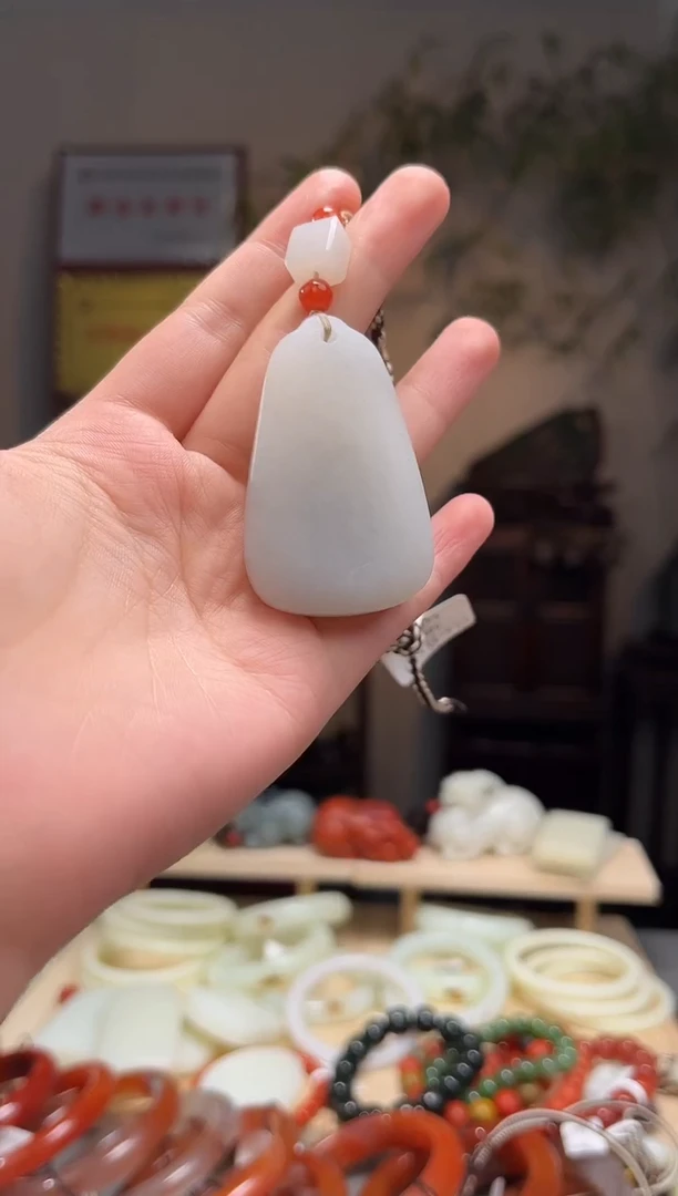 颈饰未镶嵌和田玉吊坠