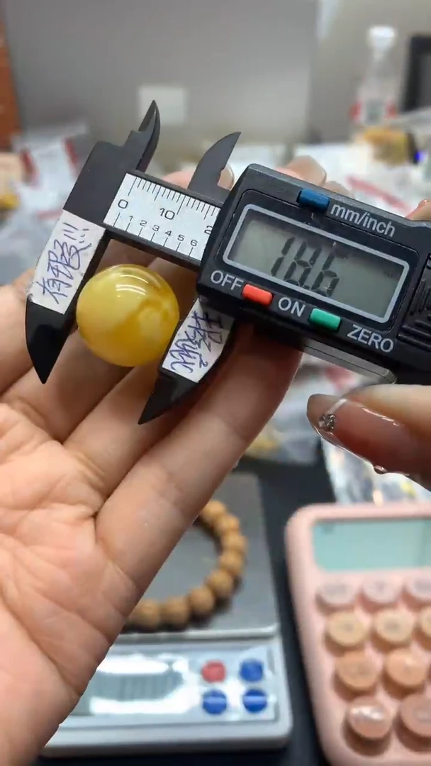 未镶嵌琥珀珠宝奇石650