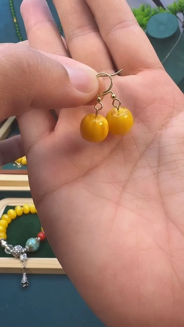 14K金镶嵌蜜蜡耳饰E01