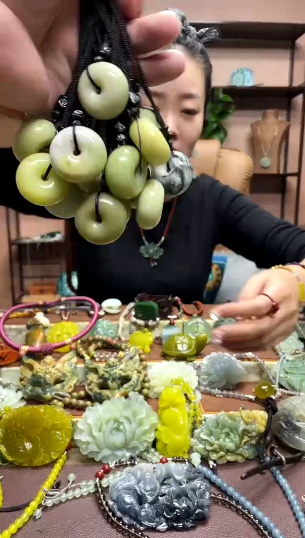 未镶嵌岫玉颈饰多样性发货发其中之一