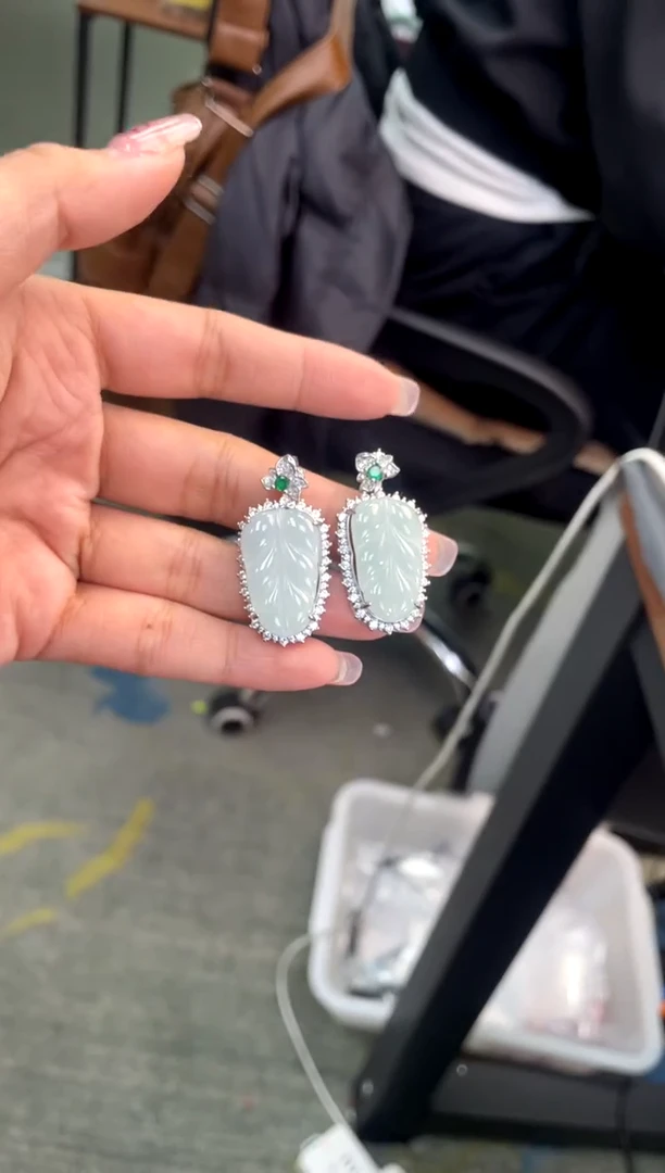 【闪购商品】翡翠吊坠(不含链)银S925镶嵌叶子多样性发货发一件