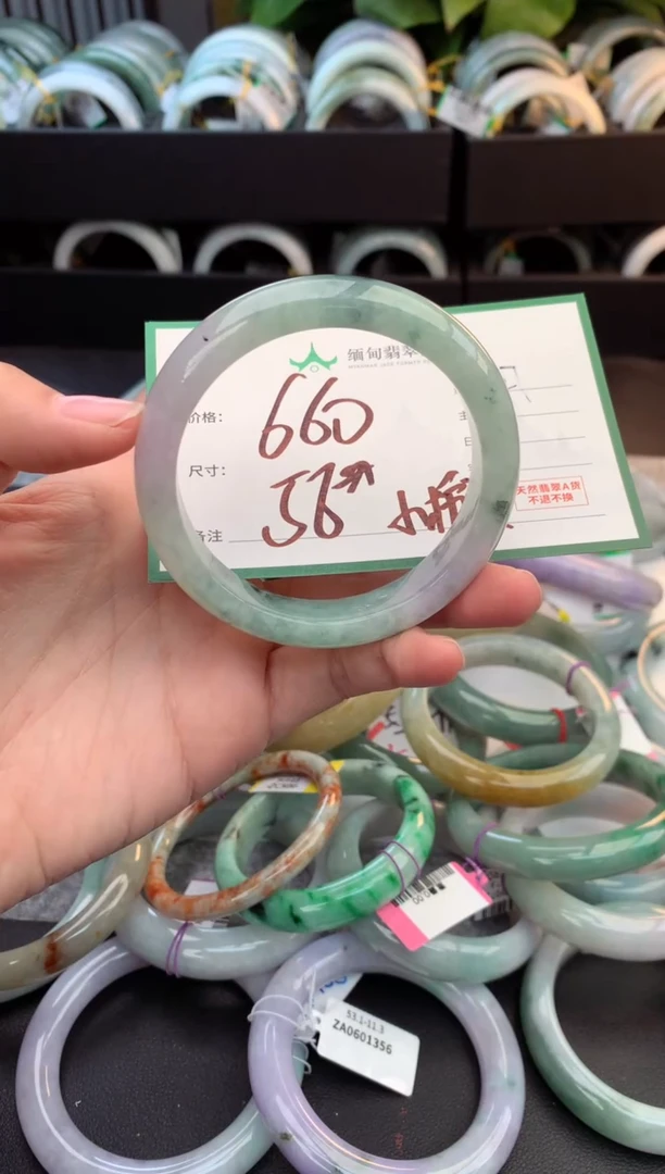 未镶嵌定制翡翠毛货需精细抛光+多人