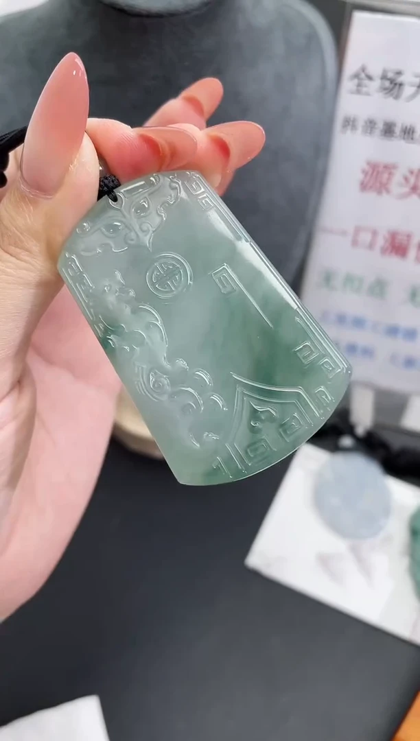 翡翠未镶嵌颈饰无事牌