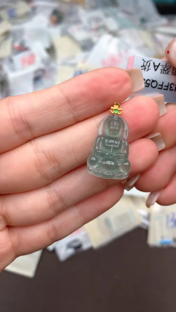 18K金镶嵌挂件翡翠一