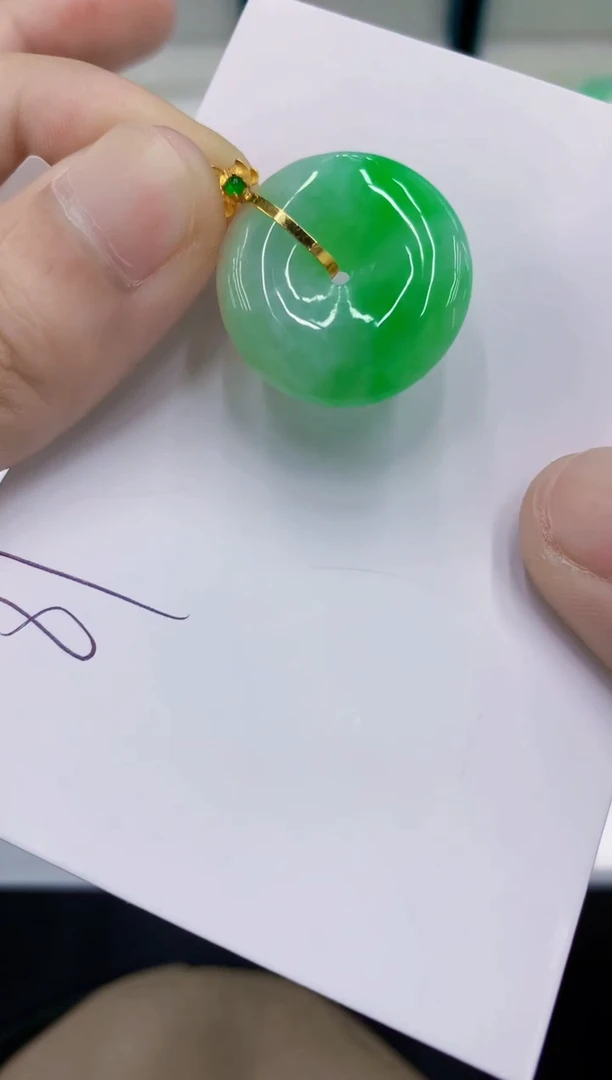 颈饰18K金镶嵌翡翠缘*翡翠