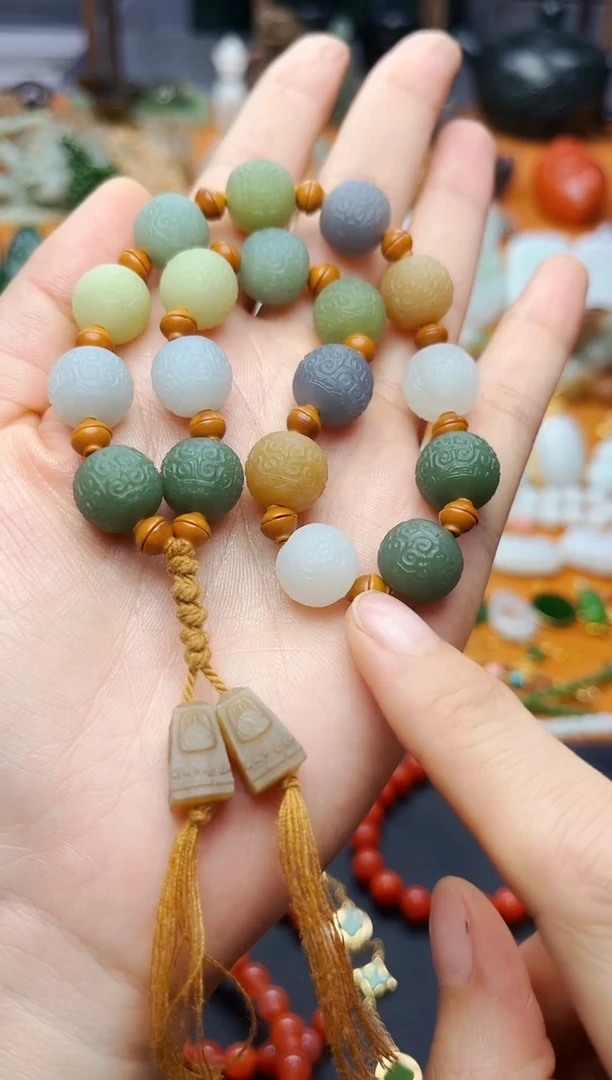 和田玉未镶嵌把件手持