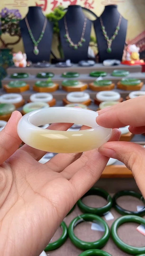 未镶嵌手镯和田玉糖白手镯