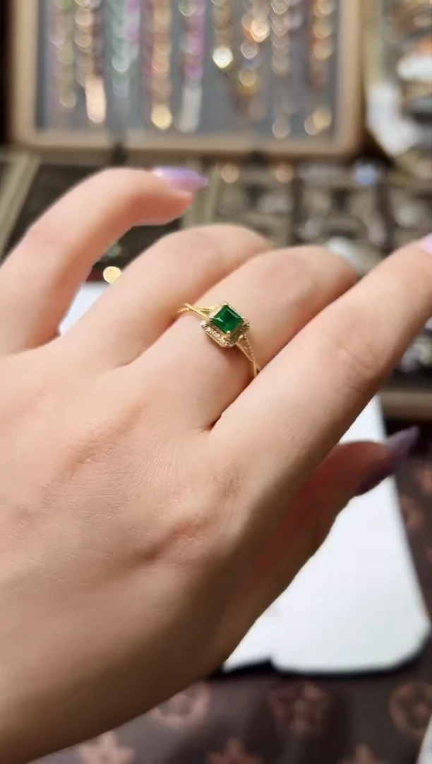 戒指18K金镶嵌祖母绿·