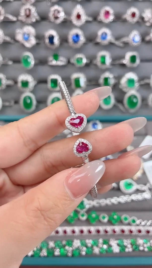 18K金镶嵌手镯红宝石-1.32克拉*无烧