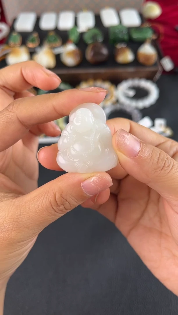 颈饰未镶嵌和田玉吊坠