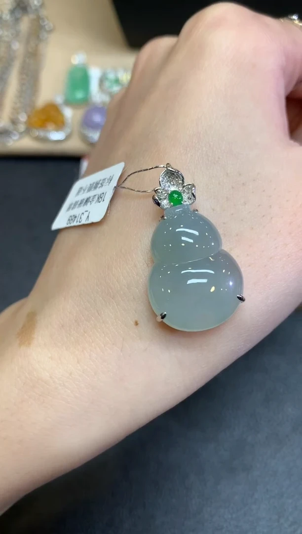 【闪购商品】翡翠颈饰18K金镶嵌葫芦【无服务费】