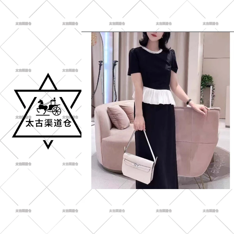 【太古仓渠道】【两件套】2025夏设计拼接女时尚减龄收腰套装D2076