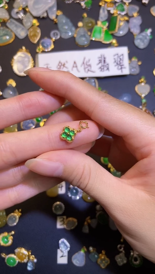 翡翠银S925镶嵌吊坠(不含链)一***衣1