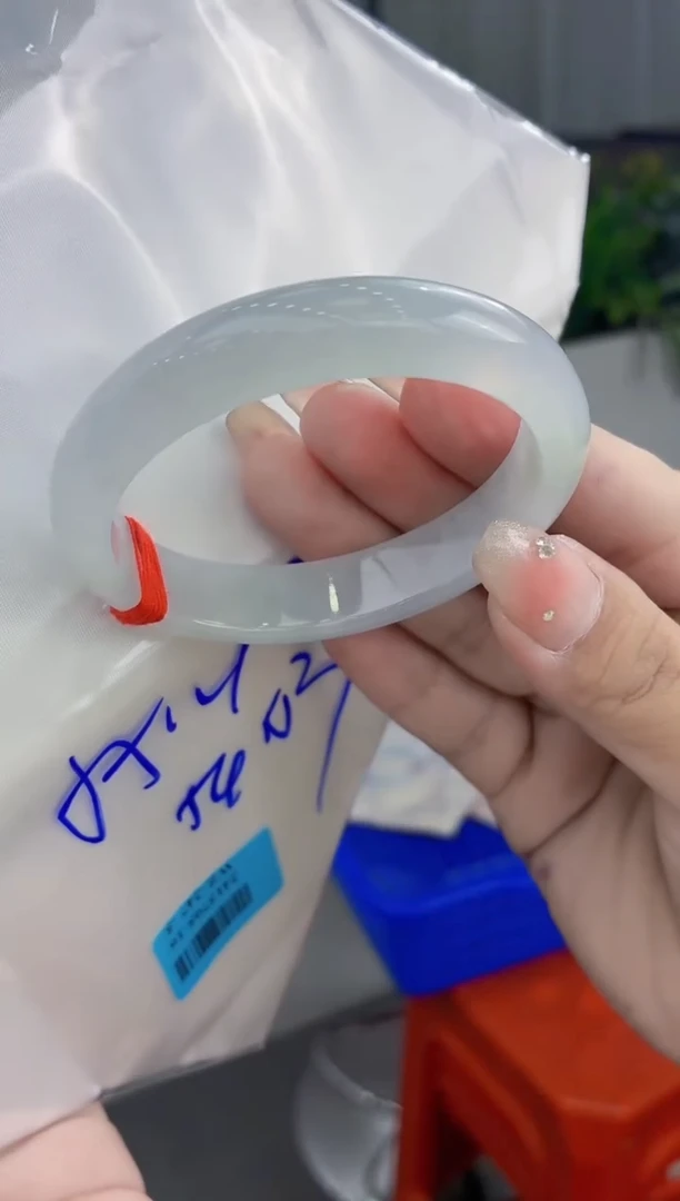 翡翠手镯未镶嵌翡翠手镯