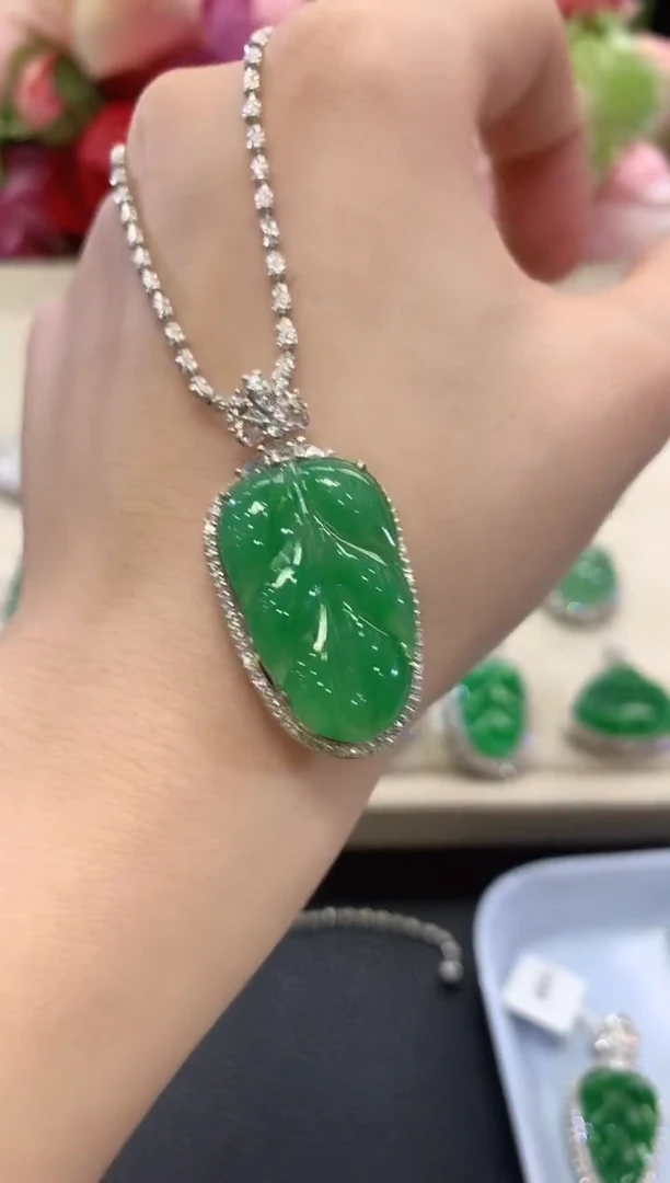 吊坠(不含链)18K金镶嵌翡翠秋日珠宝E18 总价15800-尾款14800