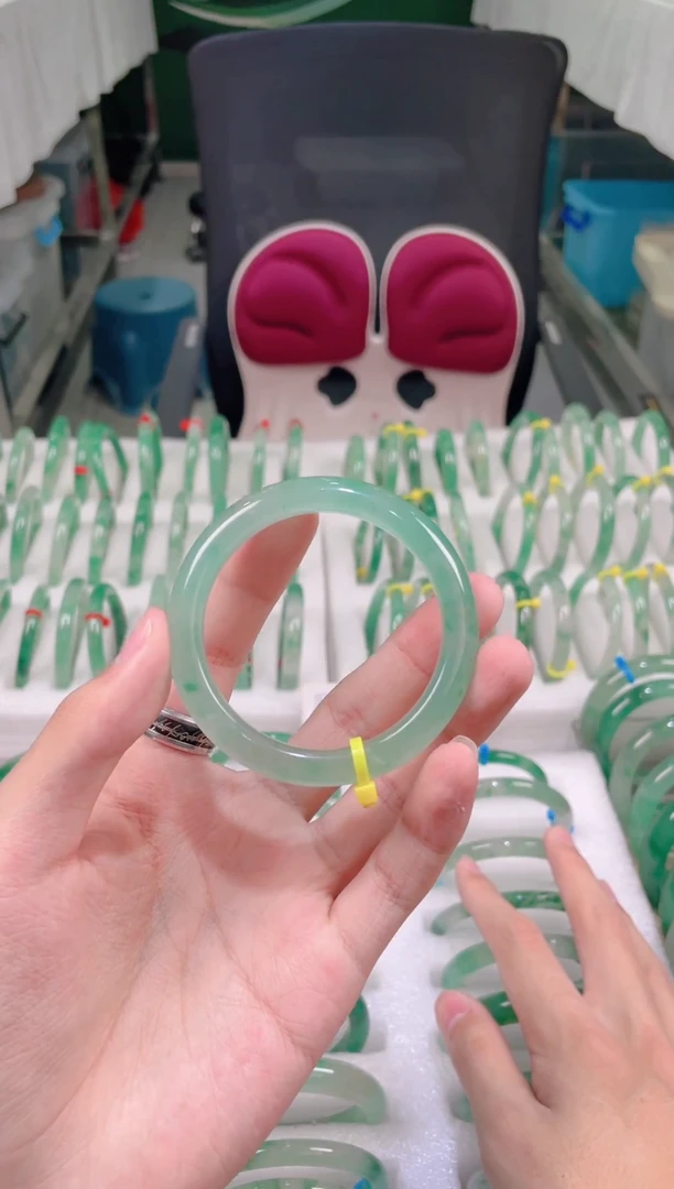 未镶嵌手镯石英质玉非洲翠