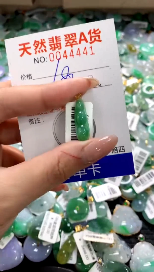 颈饰18K金镶嵌翡翠1111111111111111