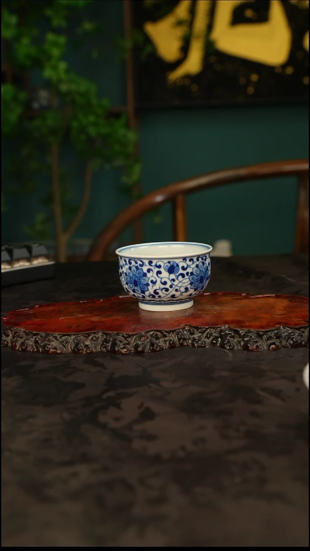 青花手绘缠枝莲主人杯