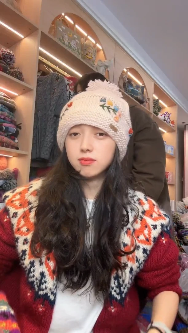 绵羊毛肉粉色刺绣单球帽