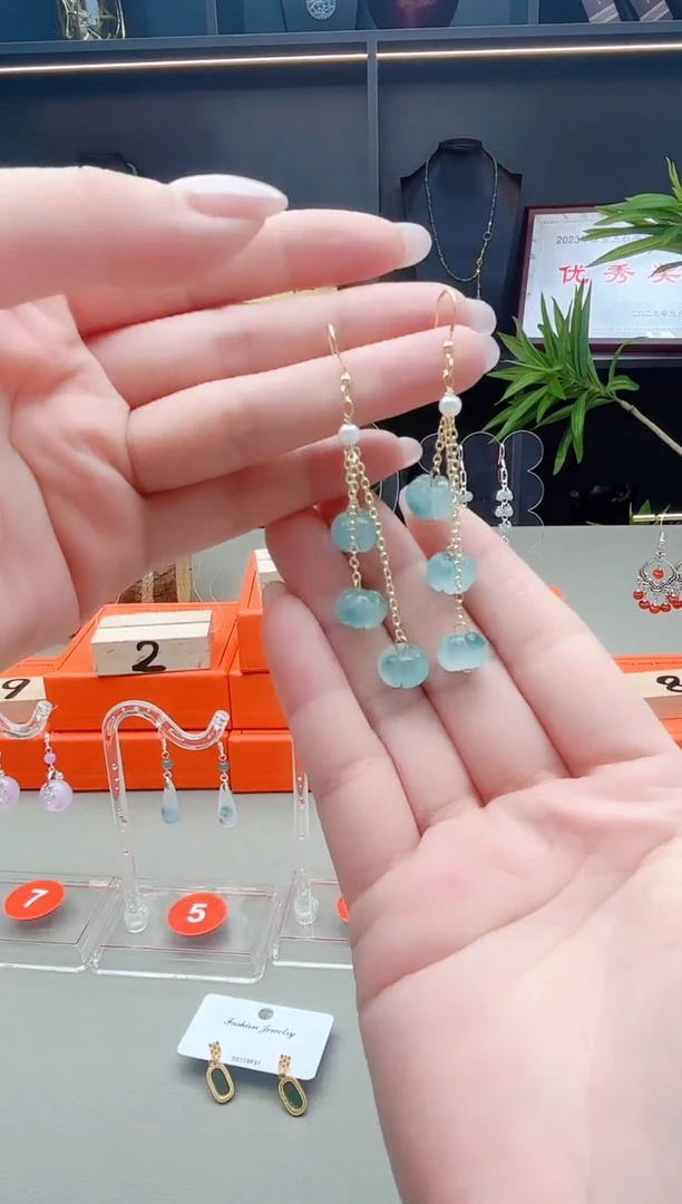 未镶嵌石英质玉（天山翠）耳钉888888