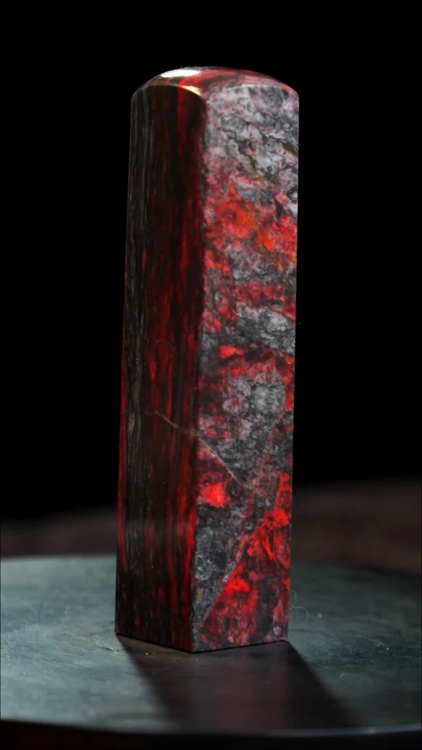 鸡血石牛角鸡血石