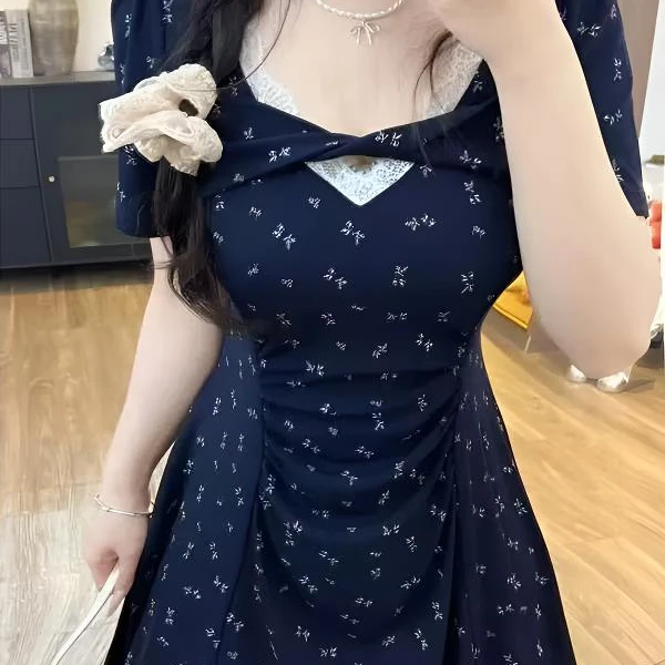 【现货】纯欲风扭结蕾丝短袖法式碎花裙收腰A字碎花连衣裙大码女装