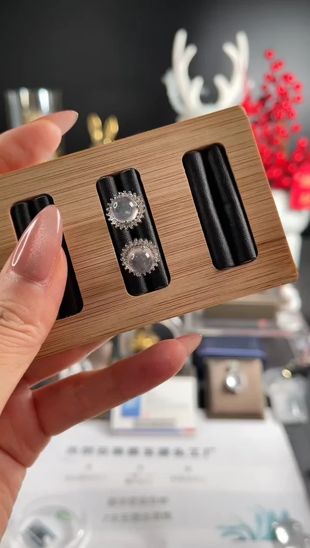 【闪购商品】石英质玉耳钉银S925镶嵌暖心777