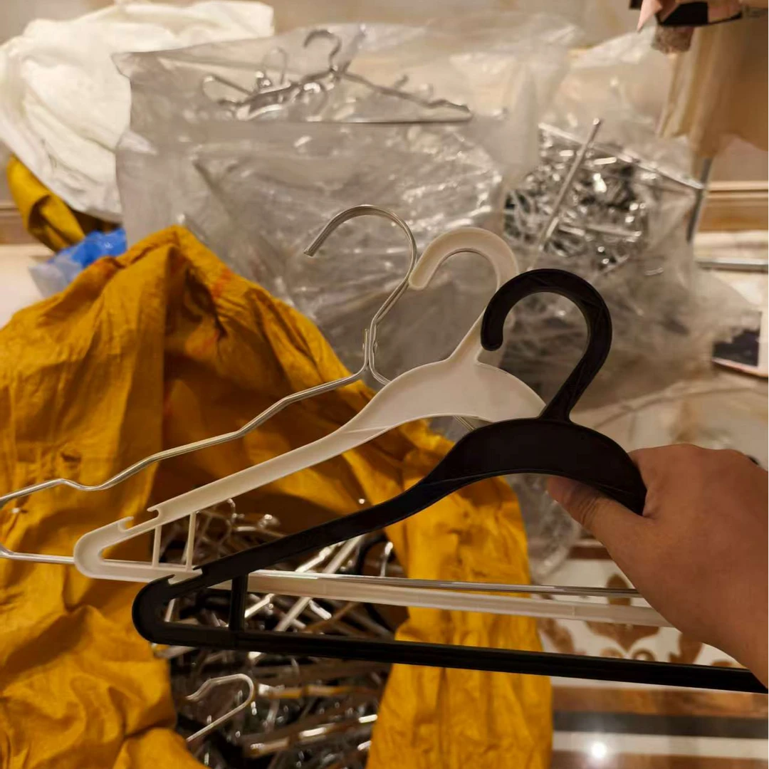 到手22个。直播间倒闭，衣架处理，三款随机发货