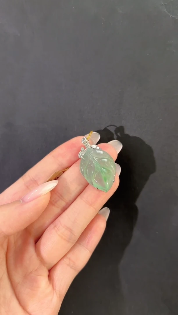 吊坠(不含链)18K金镶嵌翡翠玉叶吊坠多人不退不换