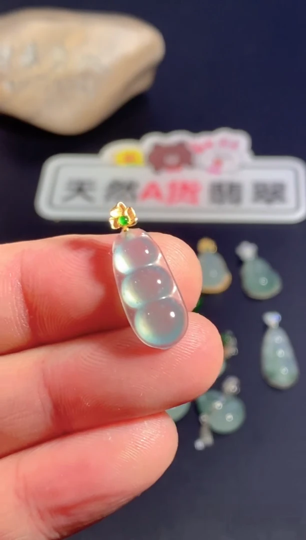 颈饰18K金镶嵌翡翠